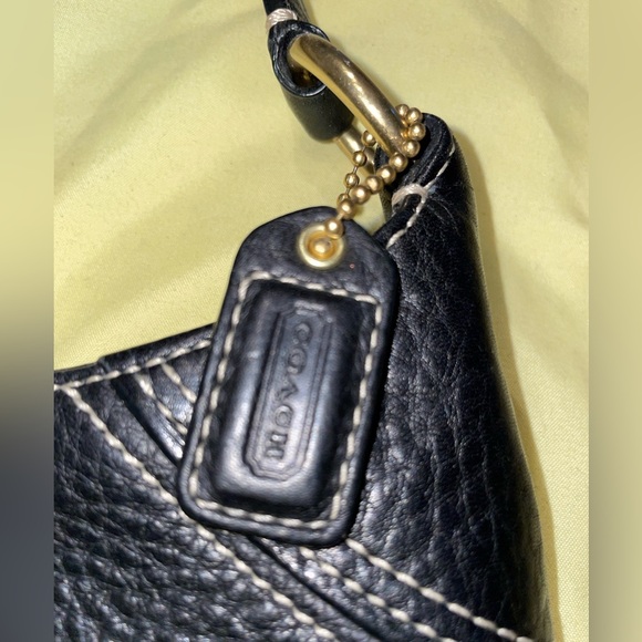 Small hobo bag… pebble leather authentic Coach purse with brass hardware - Picture 4 of 8